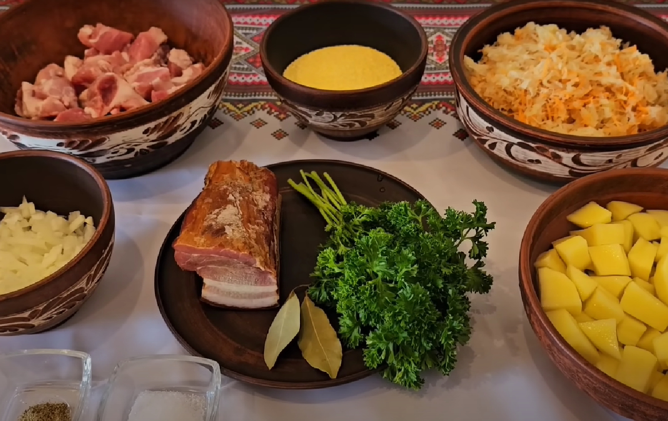 Гуцульский капустник или росовница с беконом: рецепт украинского сытного супа с кукурузной крупой